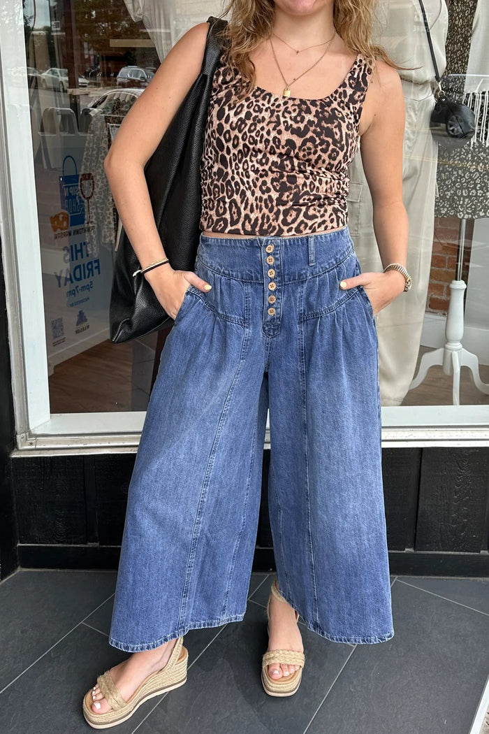 Pantalon en denim à jambe large et court plissé bleu crépuscule avec boutons taille haute