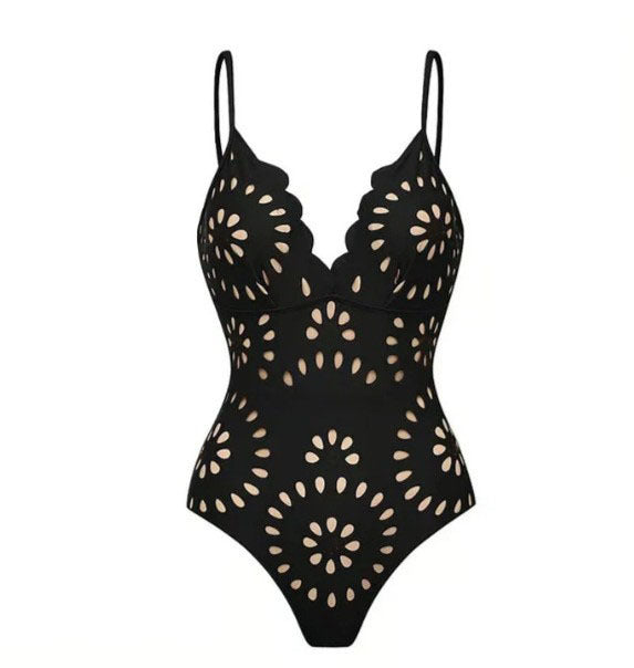✨ PASSION SOLAIRE – L’ensemble brodé noir qui révèle une féminité audacieuse