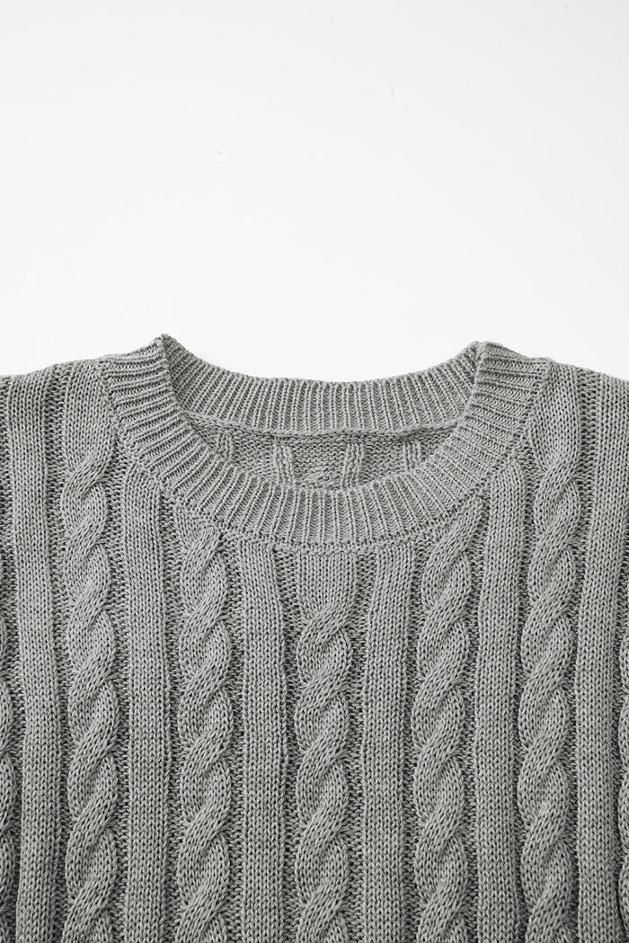 Pull gris à manches courtes et col rond en tricot torsadé