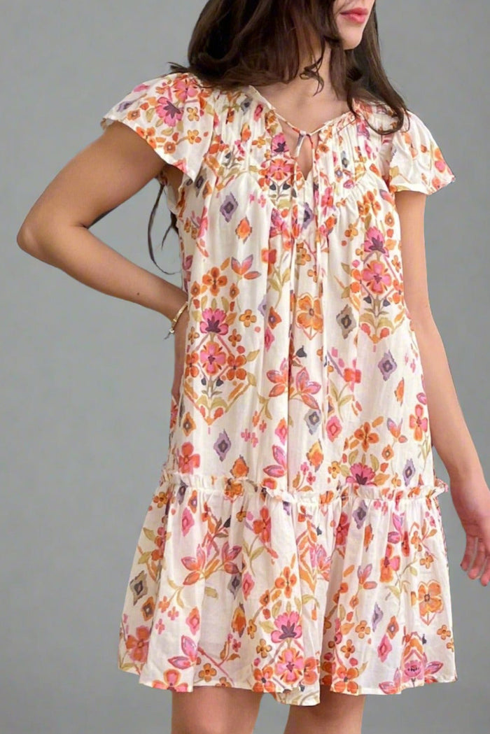 Robe courte à imprimé floral géométrique abricot avec bordure à volants et manches flottantes