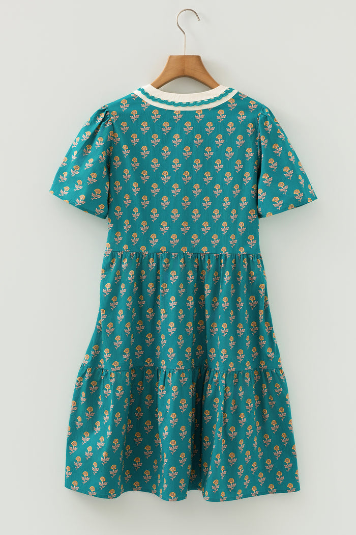 Robe fleurie à manches courtes et col en V