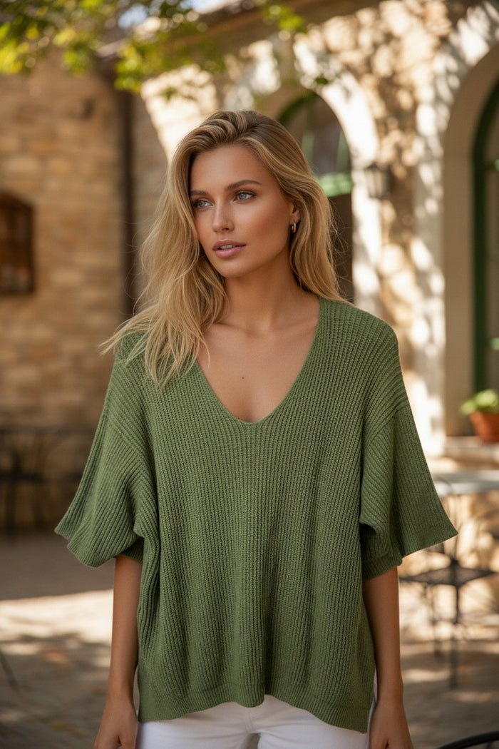 3 couleurs pour Le pull côtelé au col V qu’on adopte pour la vie