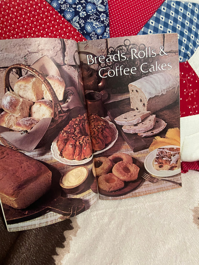 Vintage Grocery Store Booklet: Pilsbury America's Bake Off Cookbook, 1977 - Deer Creek Mercantile