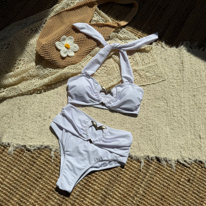 ✨ AMOUR INTENSE – L’ensemble bikini blanc sculptant au détail iconique