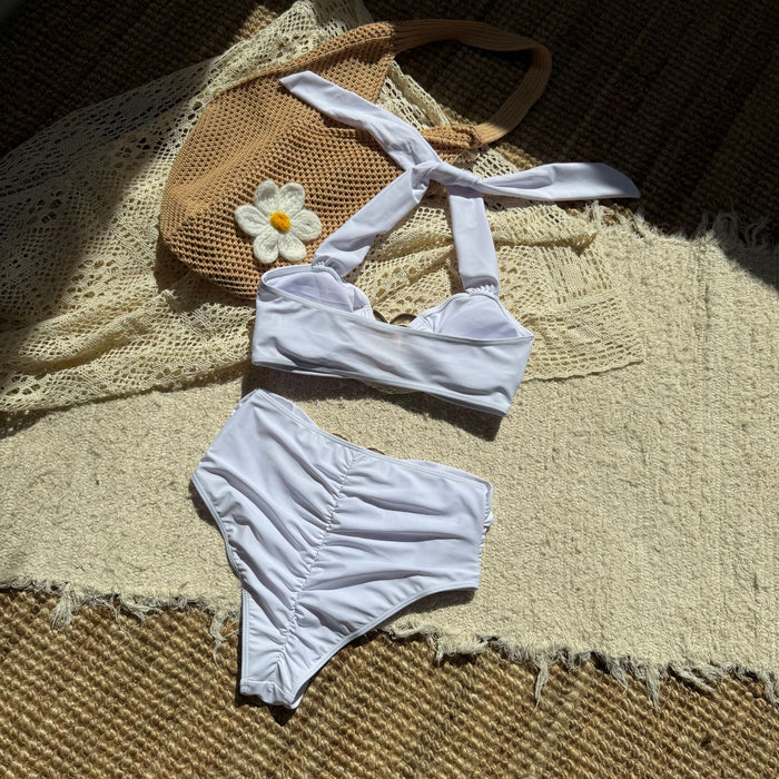 ✨ AMOUR INTENSE – L’ensemble bikini blanc sculptant au détail iconique