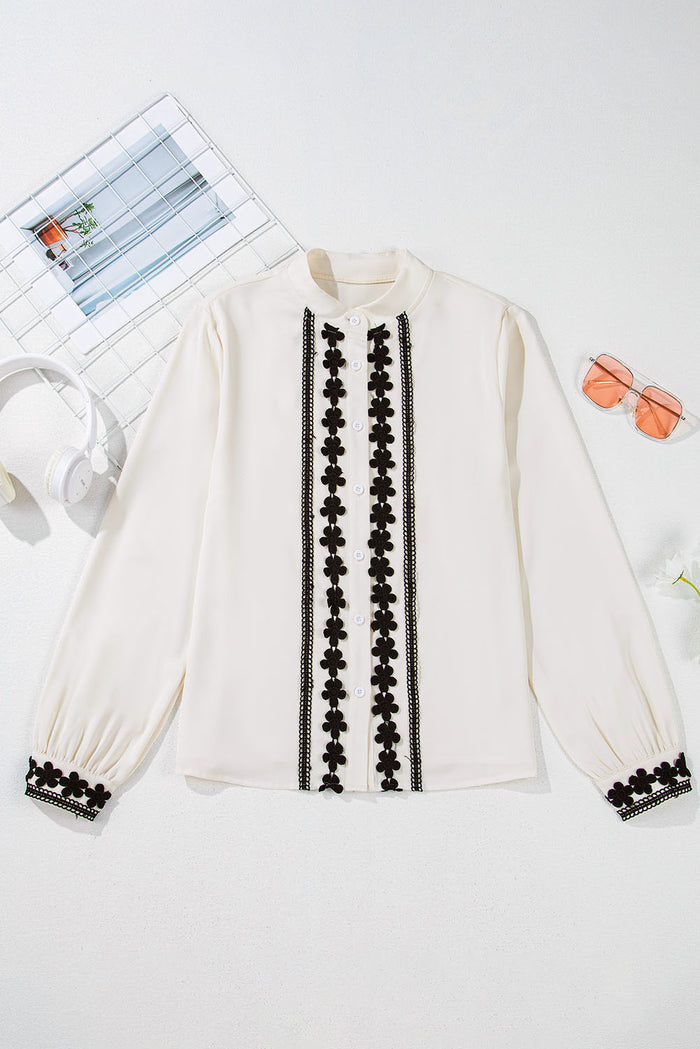 Chemise boutonnée à col montant brodée de fleurs beige *-A WOMAN WE LOVE