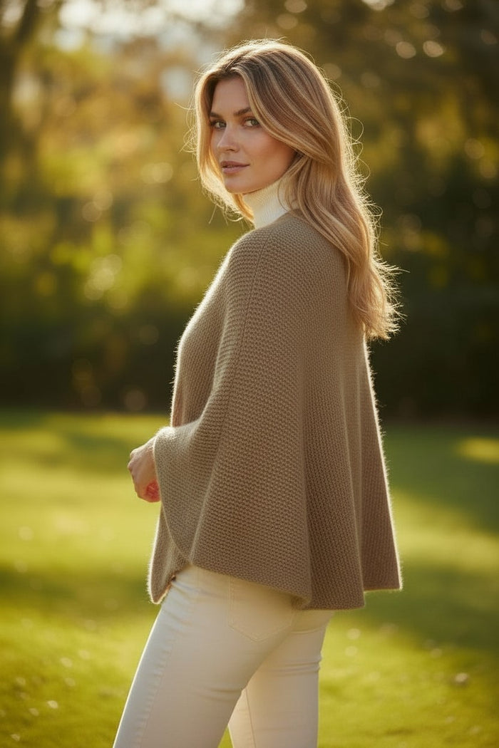 🧶 Élégance Flottante – Poncho Tricoté Beige foncé