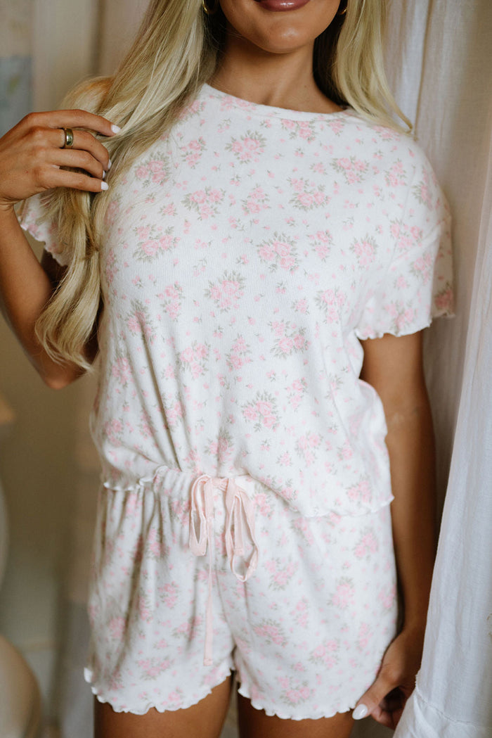 Ensemble détente côtelé : T-shirt et short à bordure florale rose.