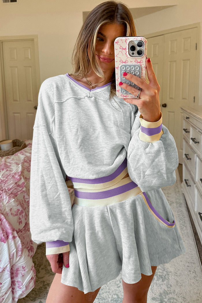 Ensemble pull court et short athlétique gris clair à bandes rayées contrastées