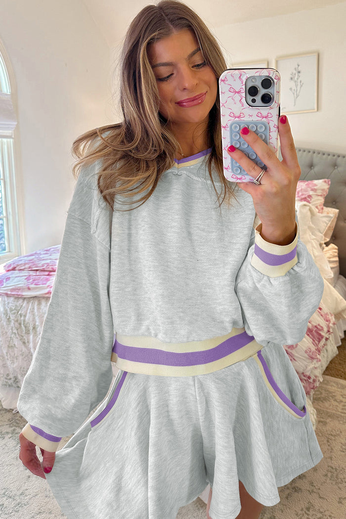 Ensemble pull court et short athlétique gris clair à bandes rayées contrastées