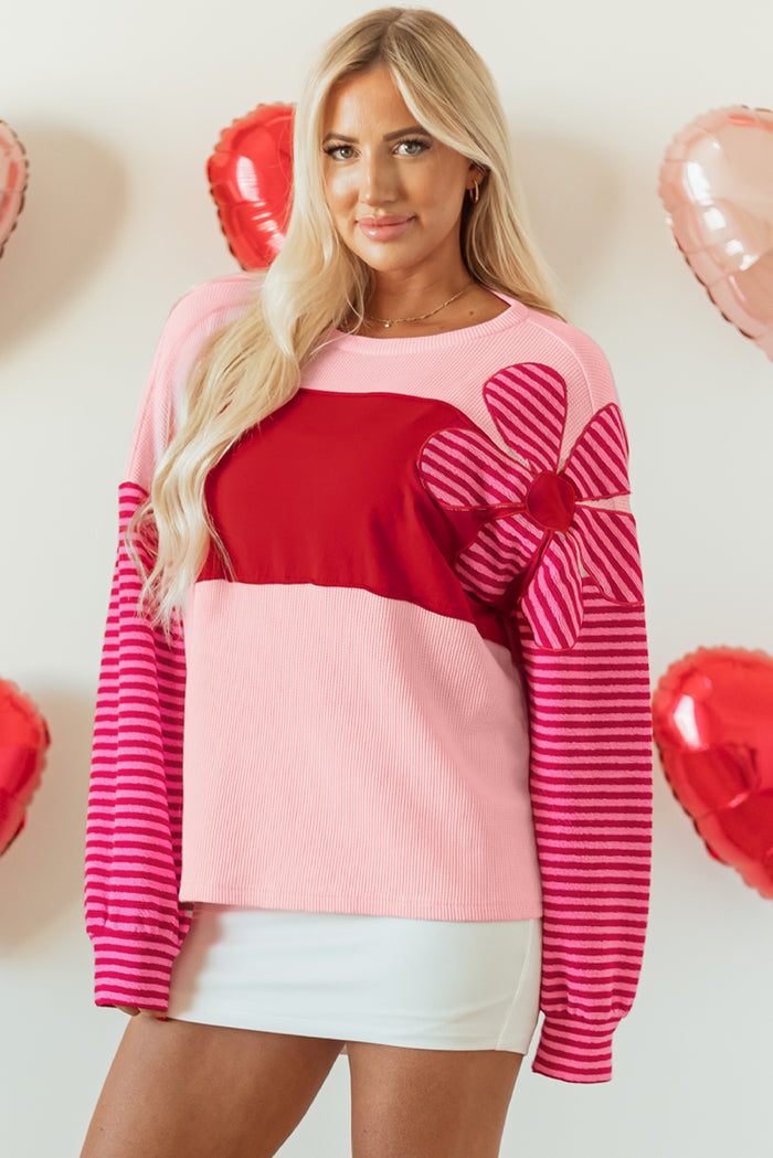 Haut texturé à manches rayées et patch floral rose