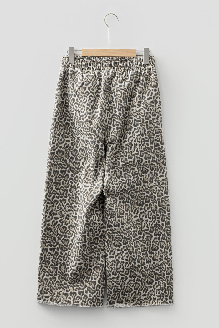 Jean ample marron à imprimé léopard et ourlet brut, taille élastique