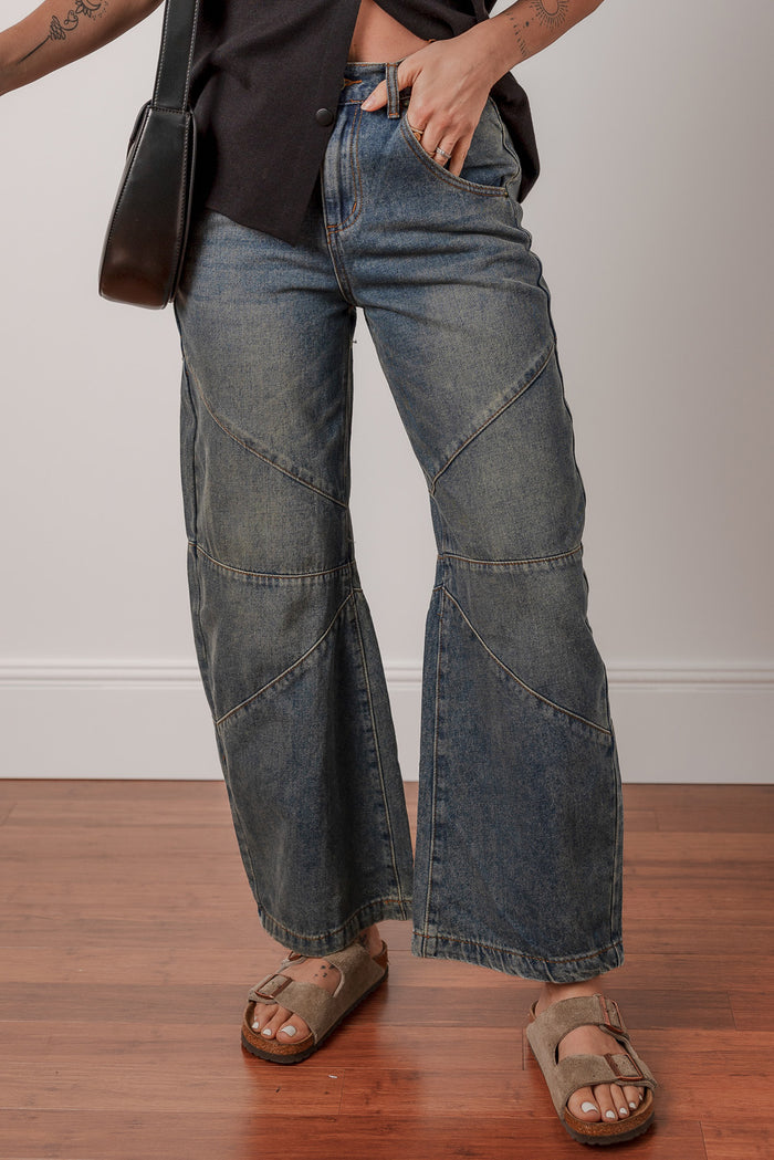 Jean baril taille haute droit ample bleu voile avec coutures apparentes