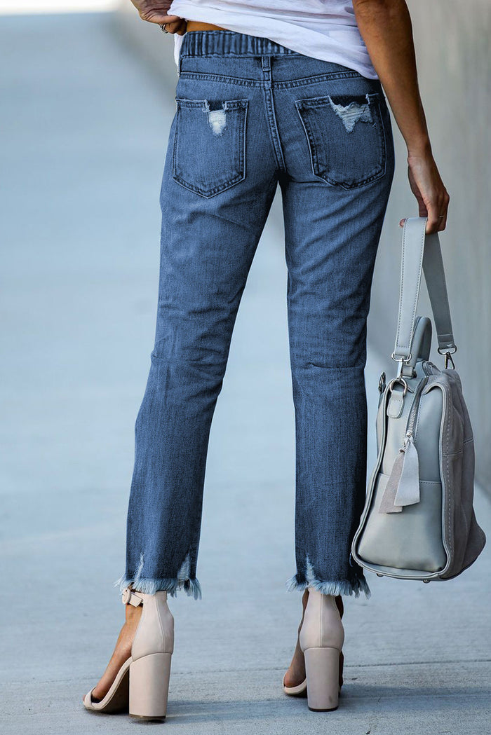 Jean bleu foncé à taille élastique, jambe droite, ourlet brut détruit