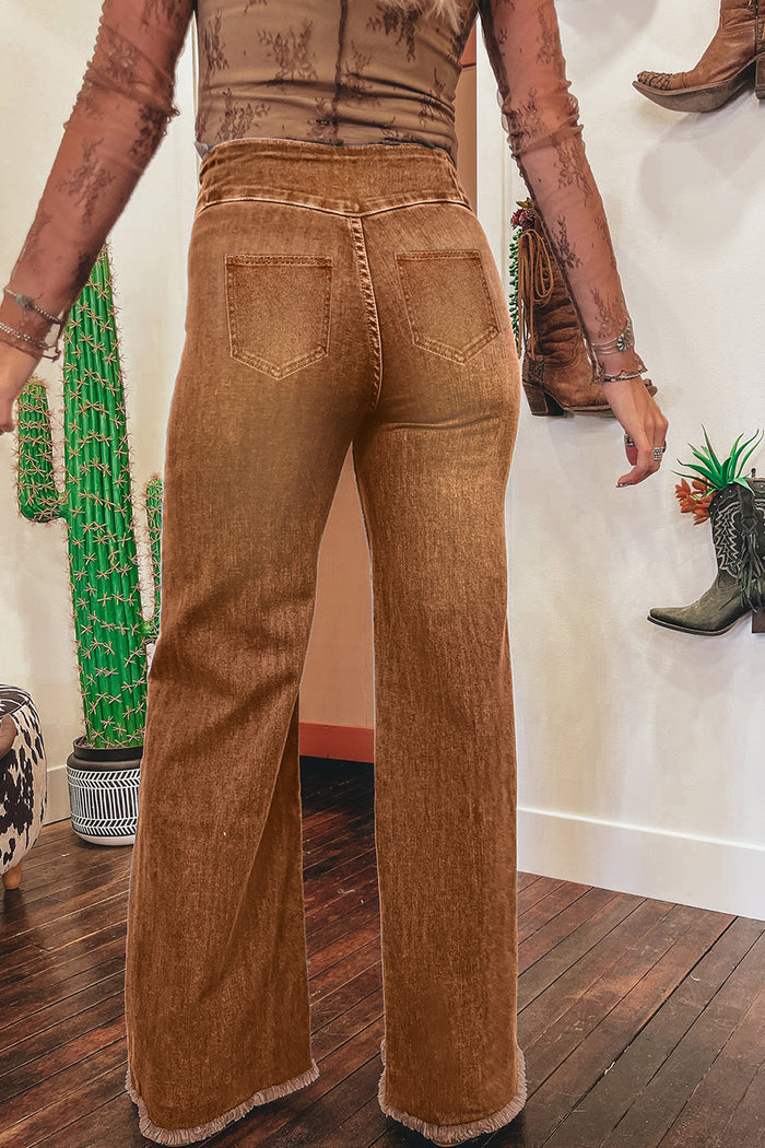 Jean évasé taille haute avec braguette boutonnée et ourlet brut cousu café