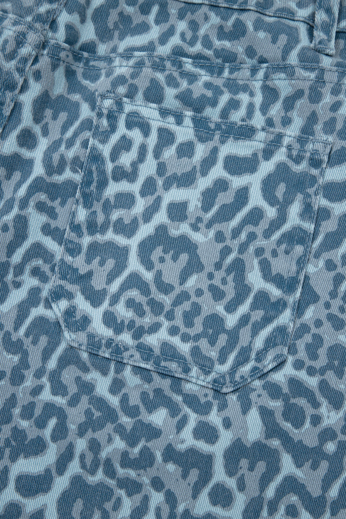 Jean taille haute à jambe large et bord effiloché léopard bleu ciel