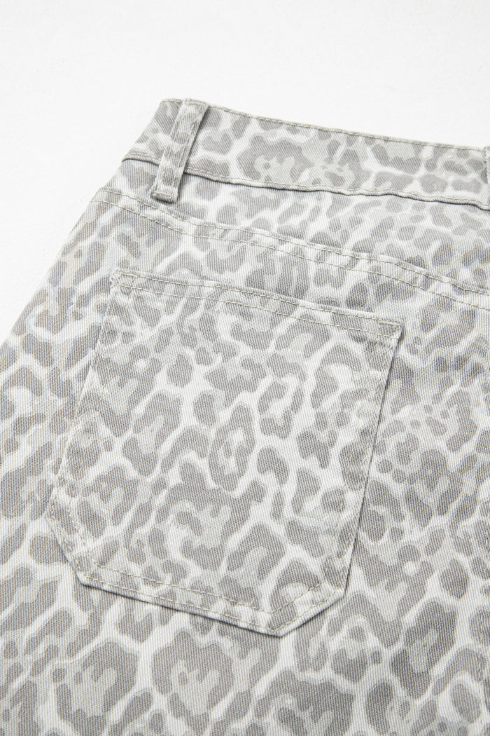 Jean taille haute à jambe large et bord effiloché léopard gris