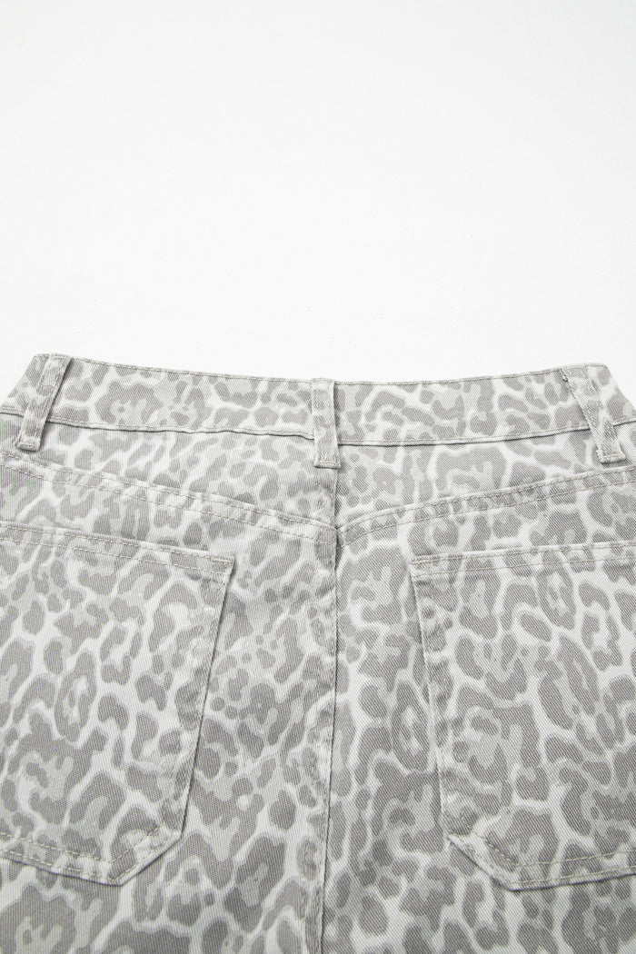 Jean taille haute à jambe large et bord effiloché léopard gris