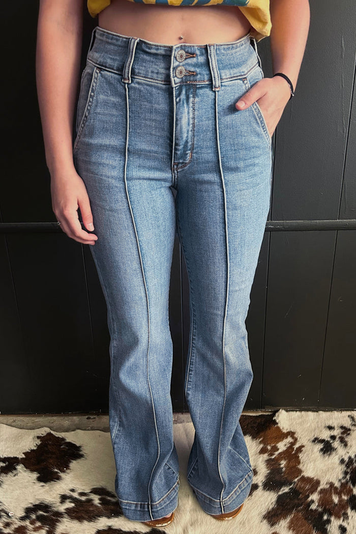 Jean taille haute tuyau à coutures apparentes.