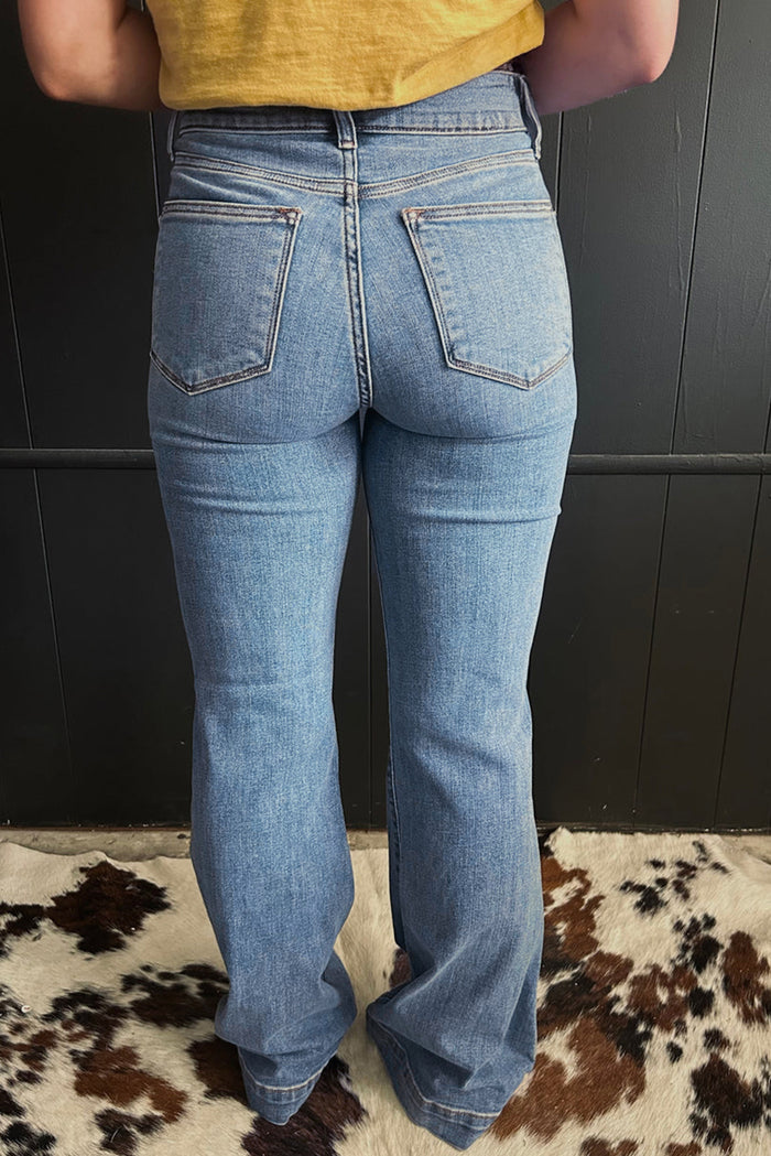 Jean taille haute tuyau à coutures apparentes.