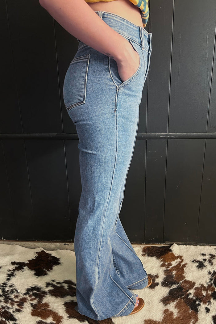 Jean taille haute tuyau à coutures apparentes.