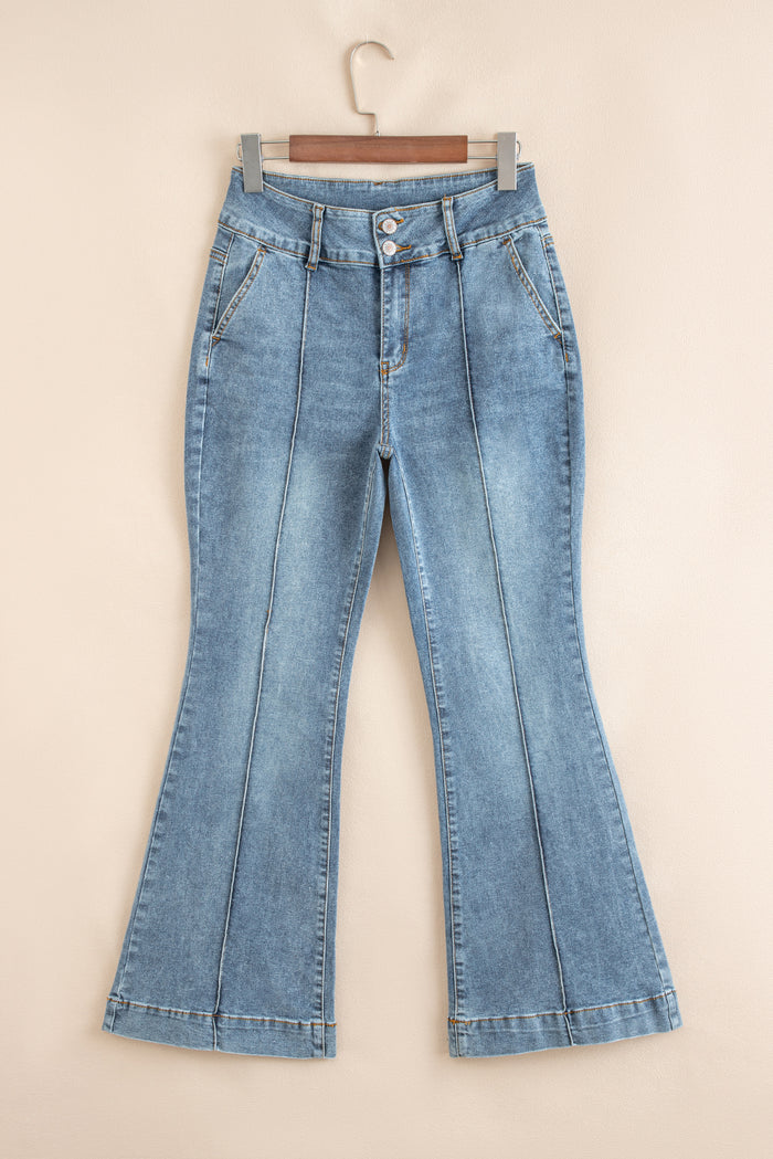 Jean taille haute tuyau à coutures apparentes.