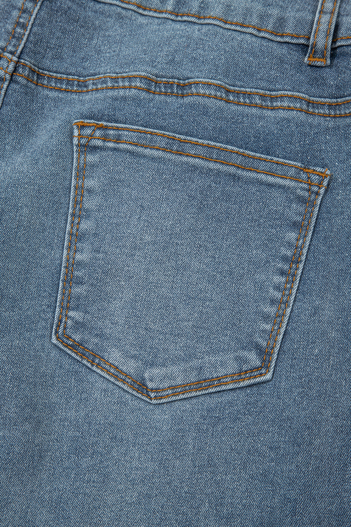 Jean taille haute tuyau à coutures apparentes.