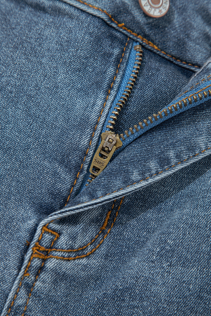 Jean taille haute tuyau à coutures apparentes.