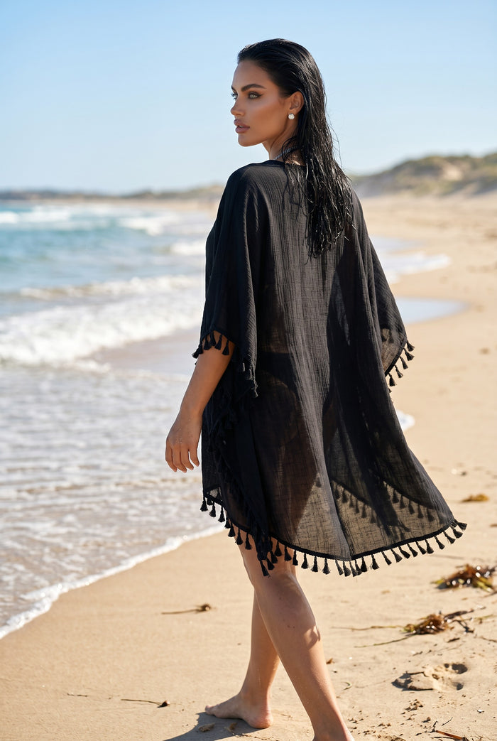 La robe plage bohème noire qui illumine chaque silhouette
