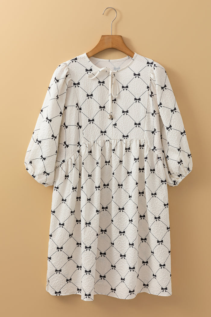 Mini-robe ample blanche à manches mi-longues bouffantes texturées à motif de nœud papillon