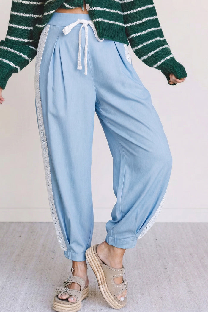 Pantalon ample plissé à jambe large et poche plaquée florale