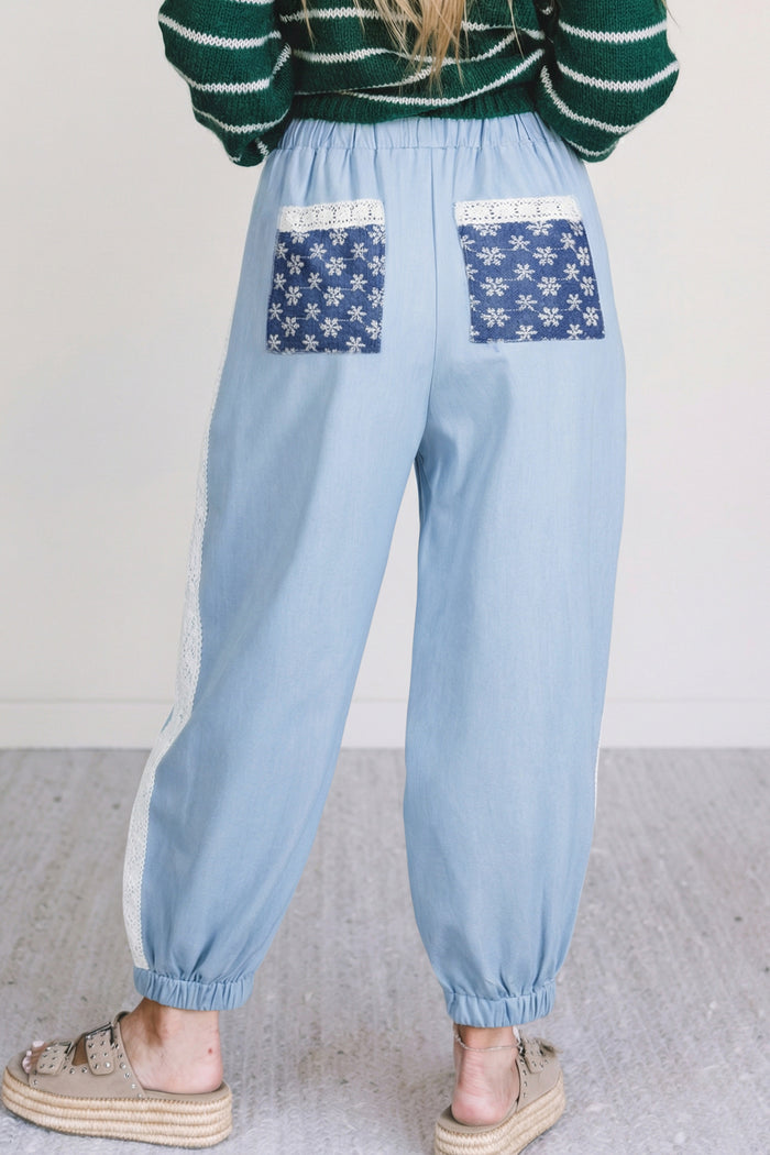 Pantalon ample plissé à jambe large et poche plaquée florale