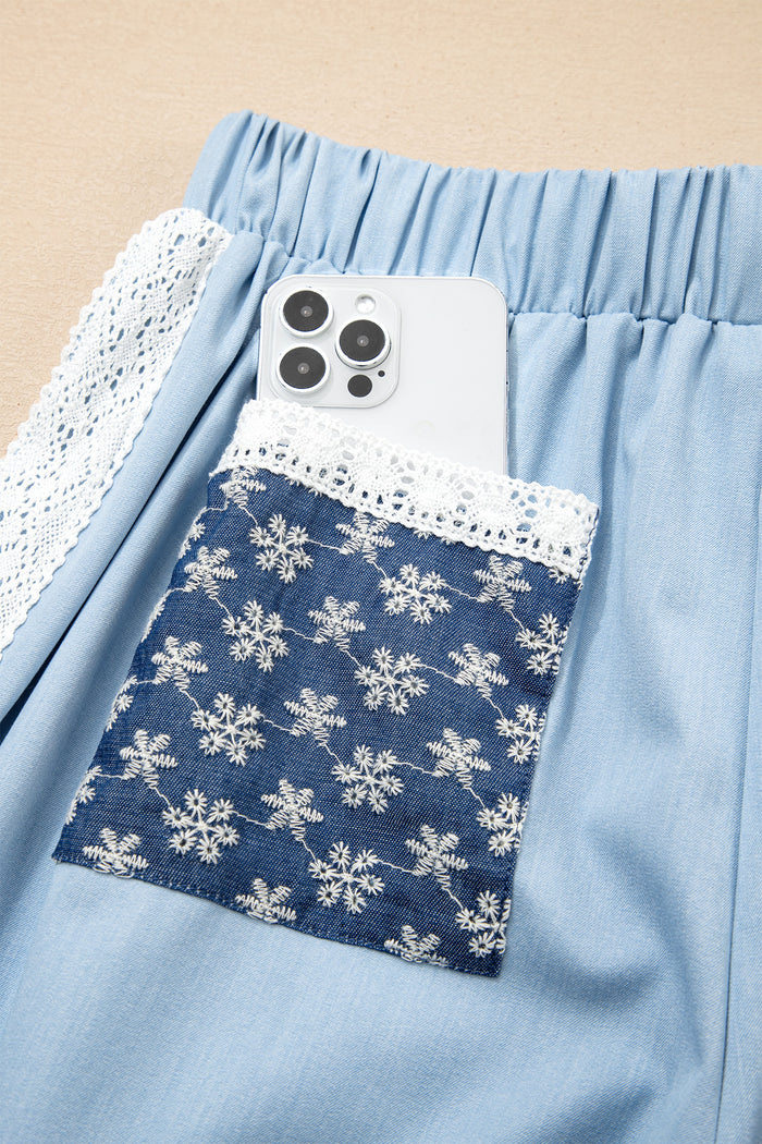 Pantalon ample plissé à jambe large et poche plaquée florale