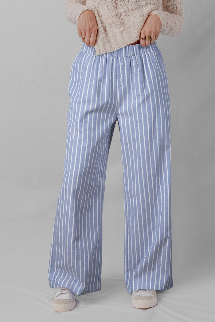 Pantalon décontracté ample à rayures et détails boutonnés bleu ciel