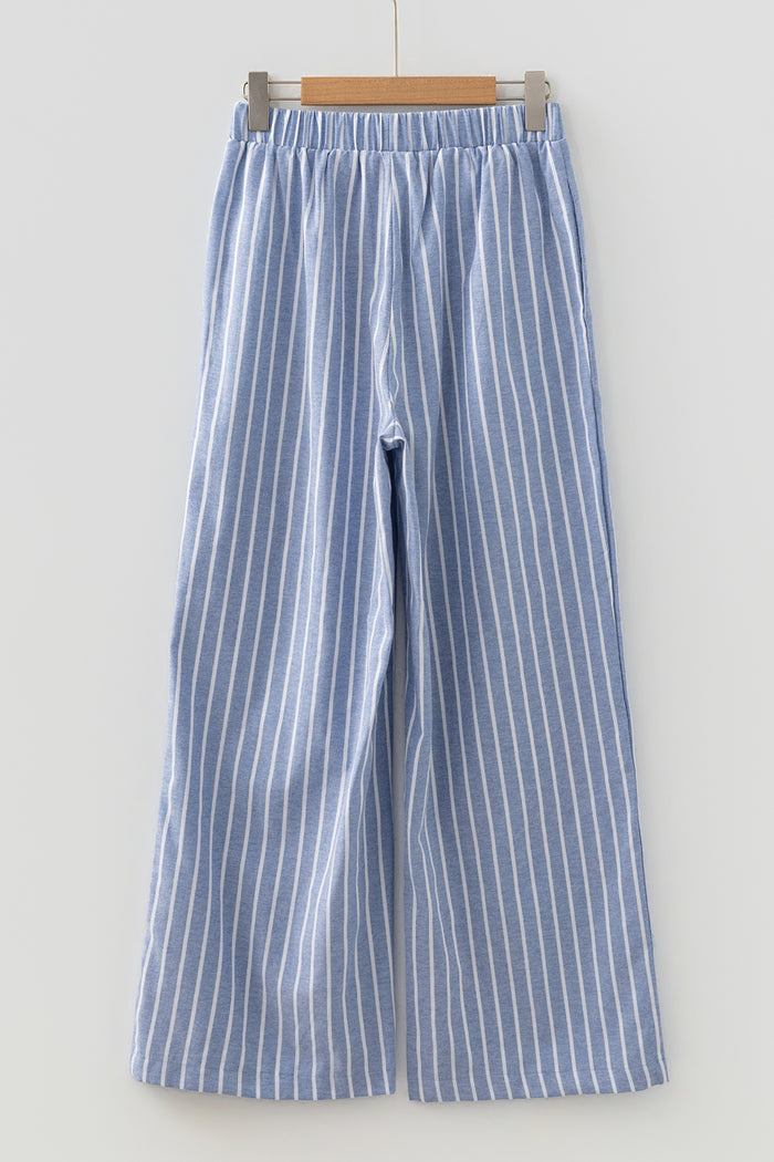 Pantalon décontracté ample à rayures et détails boutonnés bleu ciel