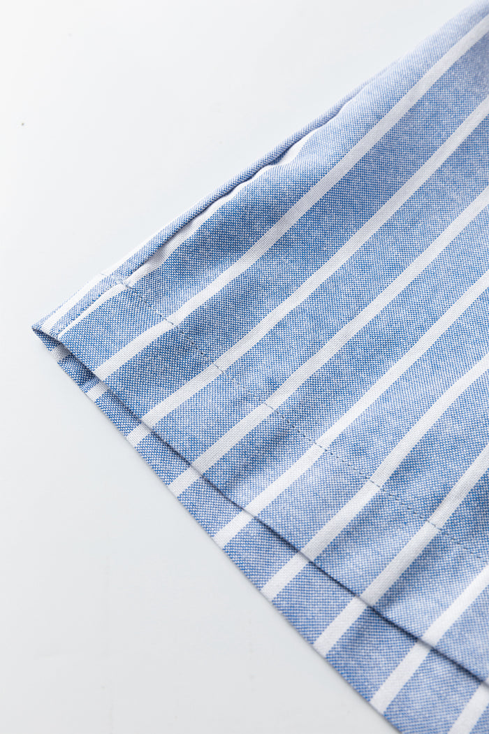 Pantalon décontracté ample à rayures et détails boutonnés bleu ciel