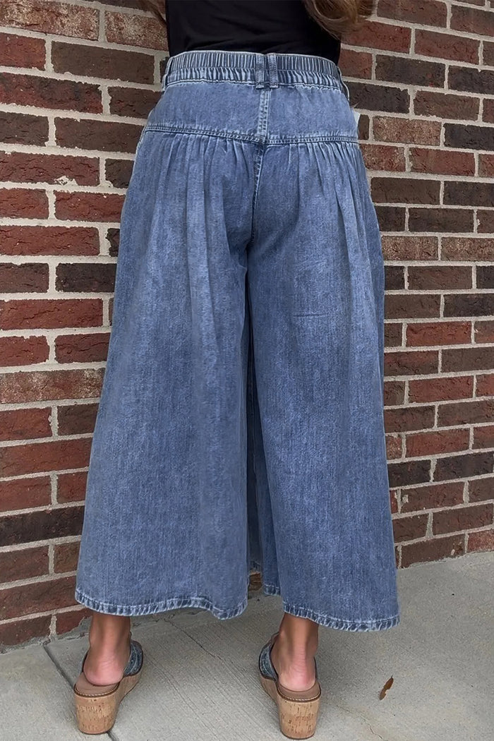 Pantalon en denim à jambe large et court plissé bleu crépuscule avec boutons taille haute