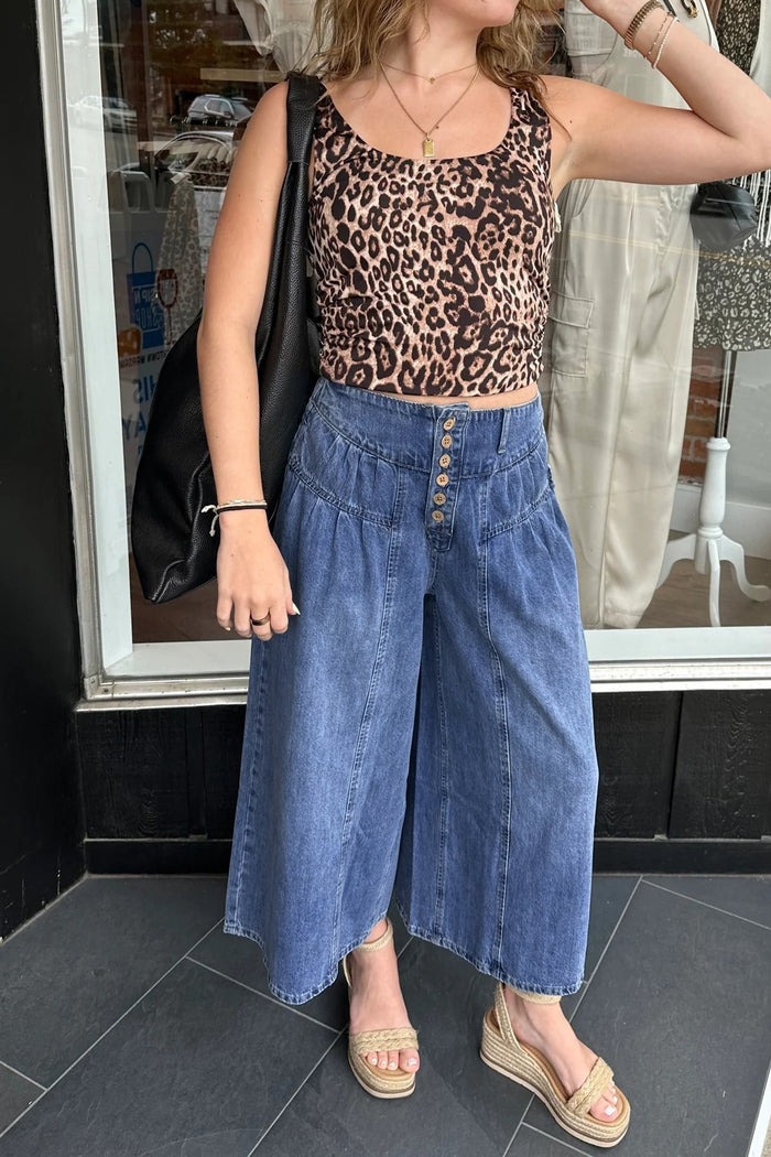Pantalon en denim à jambe large et court plissé bleu crépuscule avec boutons taille haute