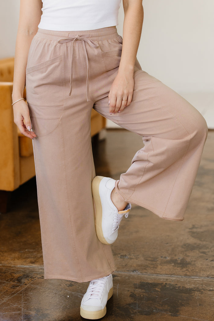 Pantalon large à poches et passepoil de couleur unie
