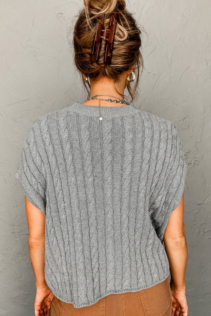 Pull gris à manches courtes et col rond en tricot torsadé