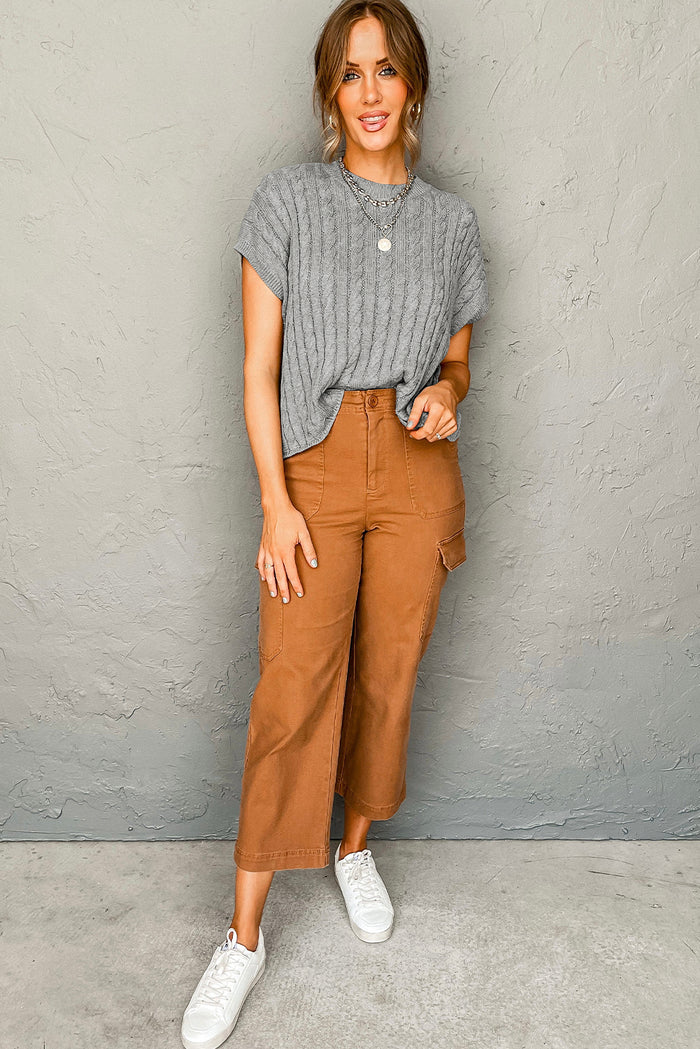 Pull gris à manches courtes et col rond en tricot torsadé