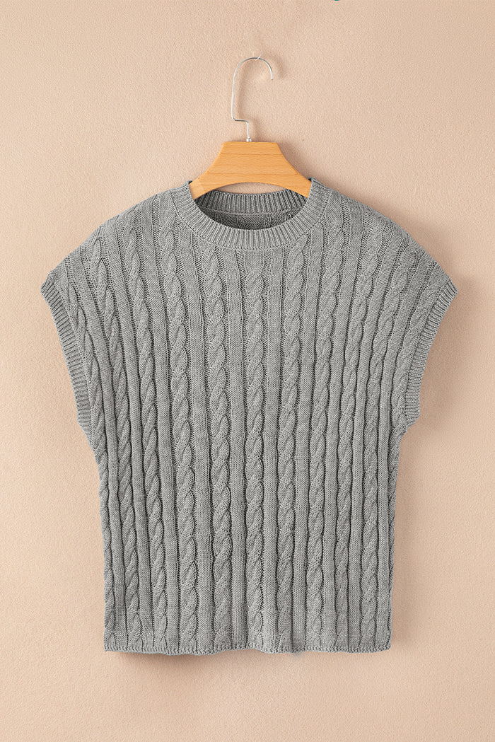 Pull gris à manches courtes et col rond en tricot torsadé