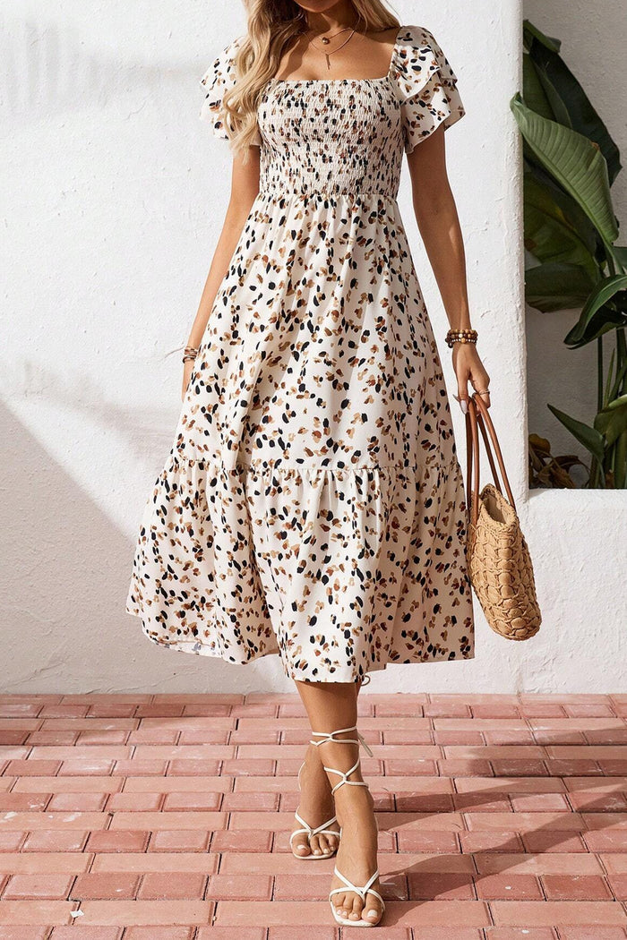 Robe beige à imprimé floral discret, col carré smocké