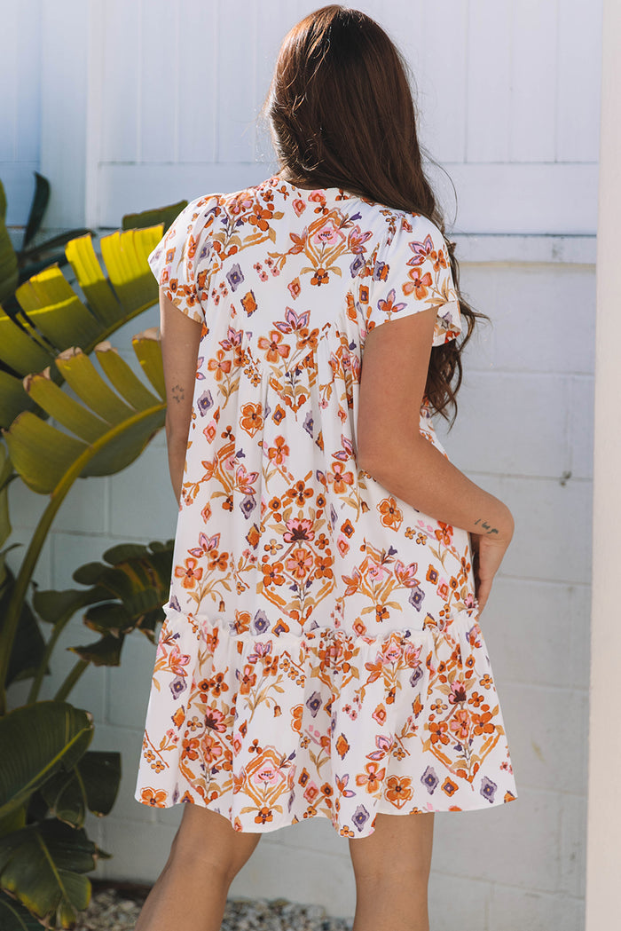 Robe courte à imprimé floral géométrique abricot avec bordure à volants et manches flottantes