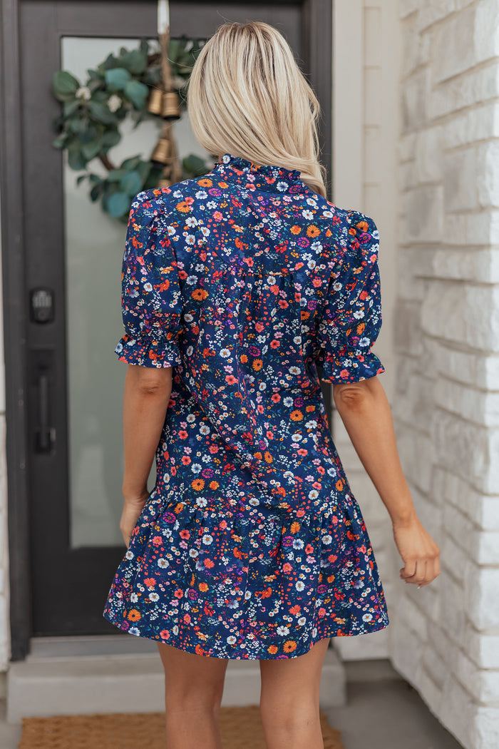 Robe courte à manches courtes bouffantes et col fendu