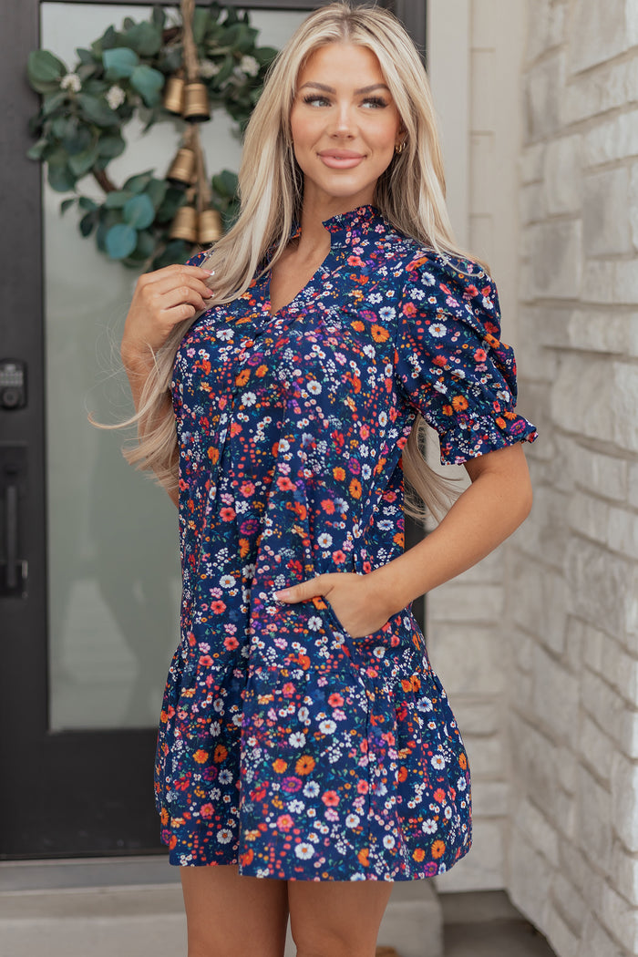 Robe courte à manches courtes bouffantes et col fendu