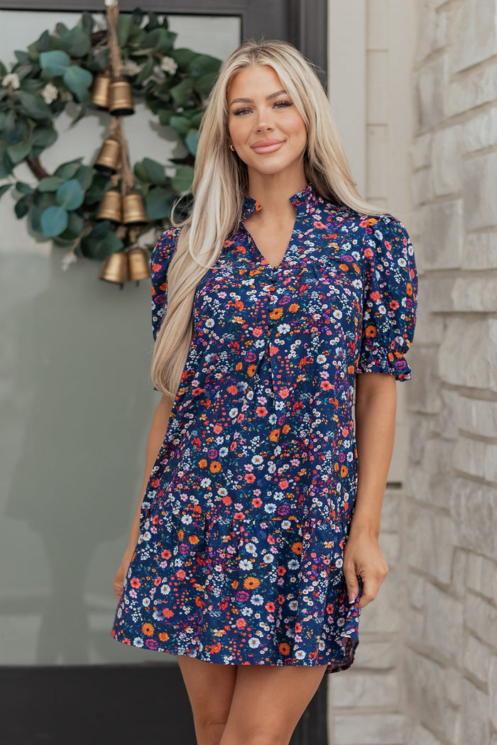 Robe courte à manches courtes bouffantes et col fendu