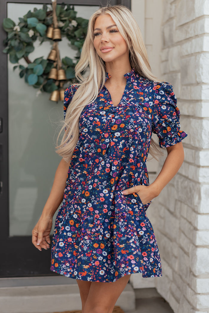 Robe courte à manches courtes bouffantes et col fendu