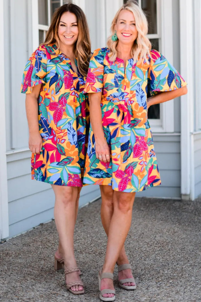 Robe Droite à Manches Courtes et Col Fendu *