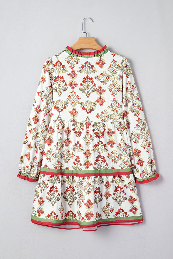 Robe évasée à manches longues et col à volants